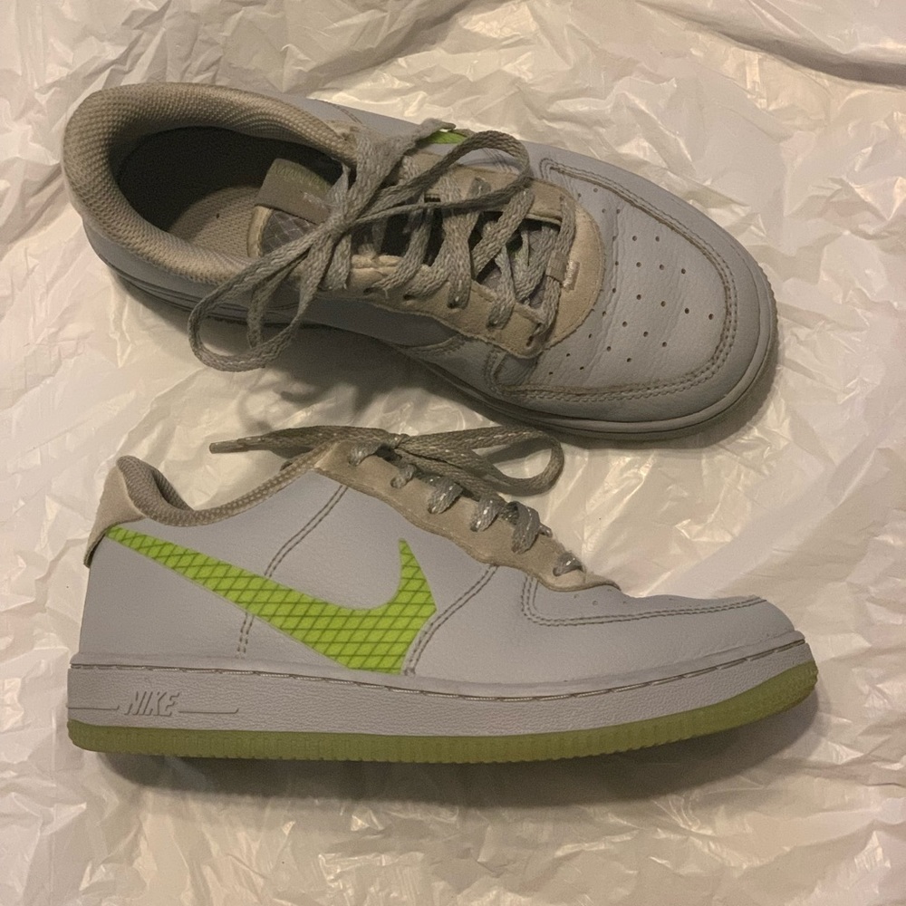 Boys Nike Air Force 1 LV8. Size 2Y.
